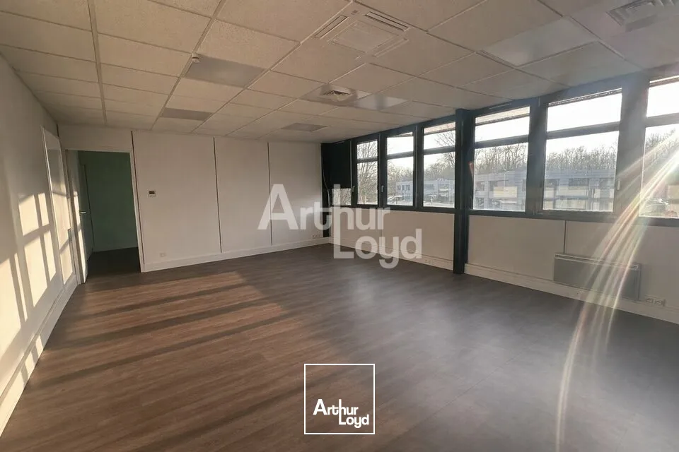 À LOUER  BUREAUX LUMINEUX À TECHNOLAC