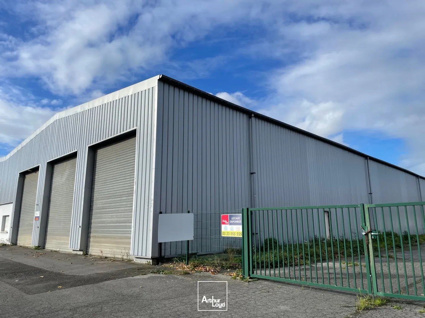 Situé en ZI à Soissons, une cellule de 500 m2 disponible immédiatement à la location.3 Portes sectionnelles - Belle hauteur sous poutre. Cour extérieur goudronnéeBureau et locaux s...