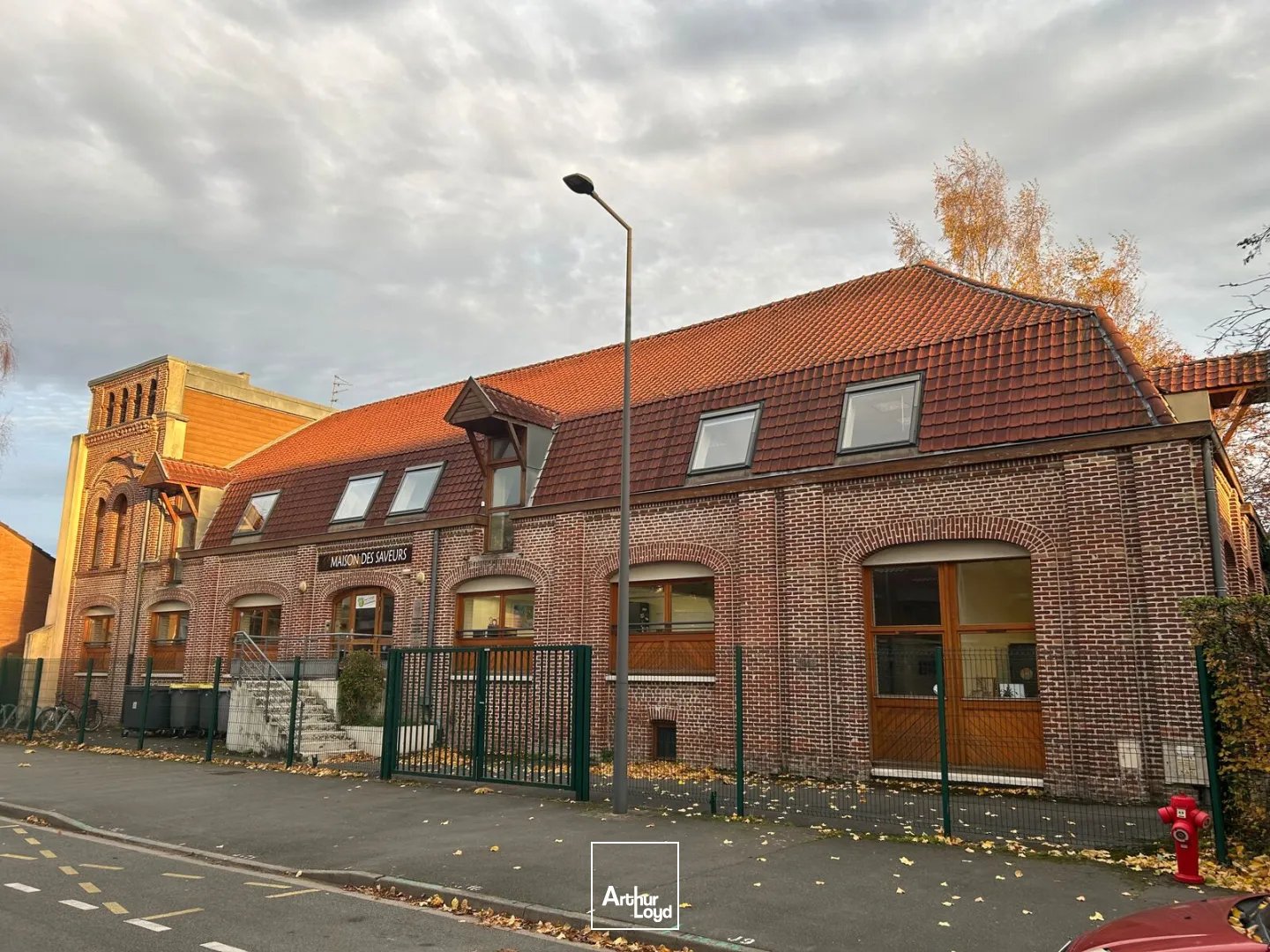Immeuble de bureaux indépendant à vendre - Visibilité, accessibilité et stationnement aux portes de Lille