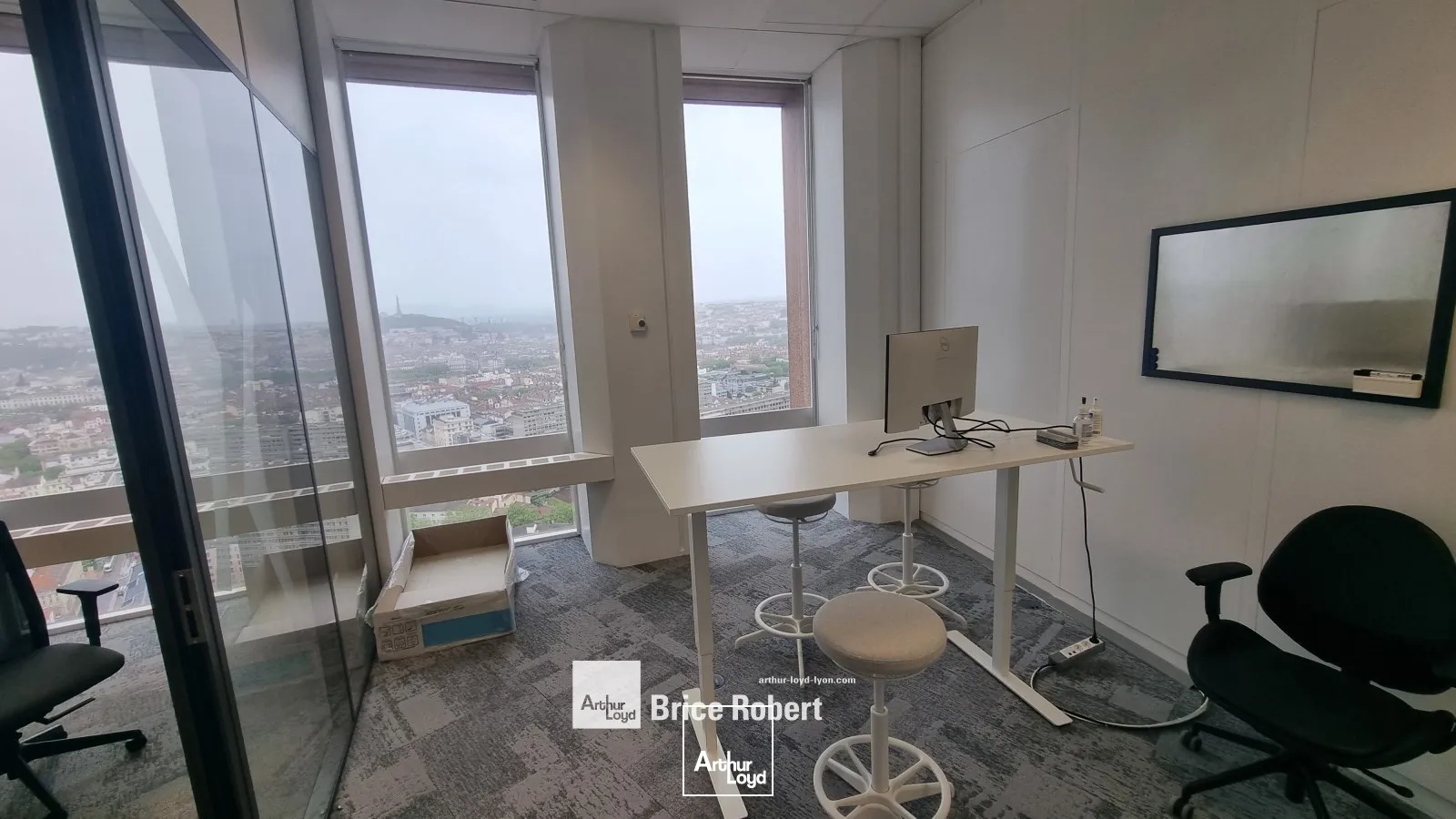 A louer - TOUR PART DIEU - Bureaux au R+30 dans l'immeuble emblématique de la 