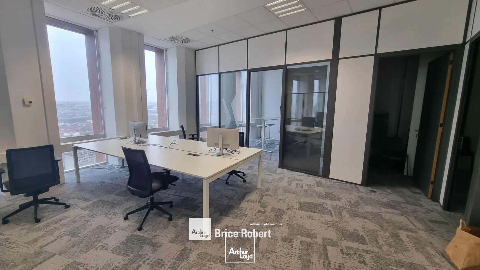 A louer - TOUR PART DIEU - Bureaux au R+30 dans l'immeuble emblématique de la 