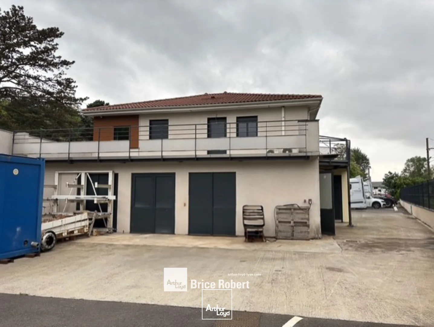 à louer - local d'activités avec un terrain enrobé pour véhicules lourds - Irigny