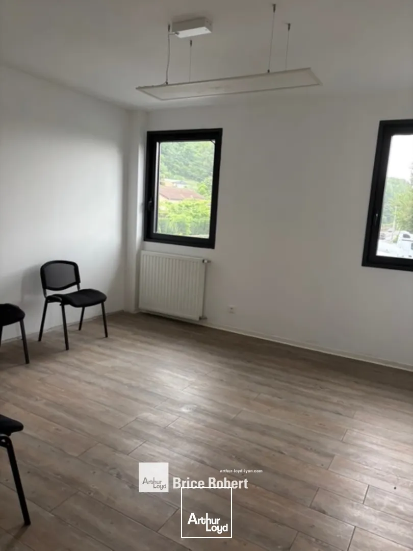 à louer - local d'activités avec un terrain enrobé pour véhicules lourds - Irigny