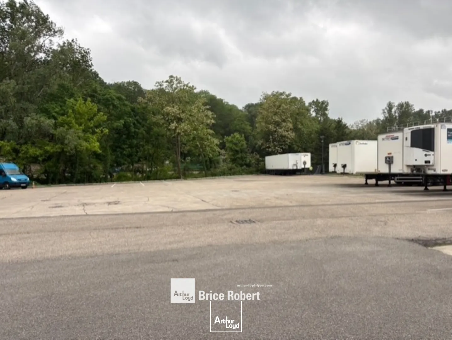 à louer - local d'activités avec un terrain enrobé pour véhicules lourds - Irigny