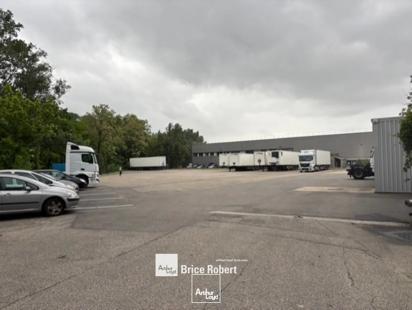 A louer - local d'activités idéal pour activités nécessitant du stockage extérieur - Irigny