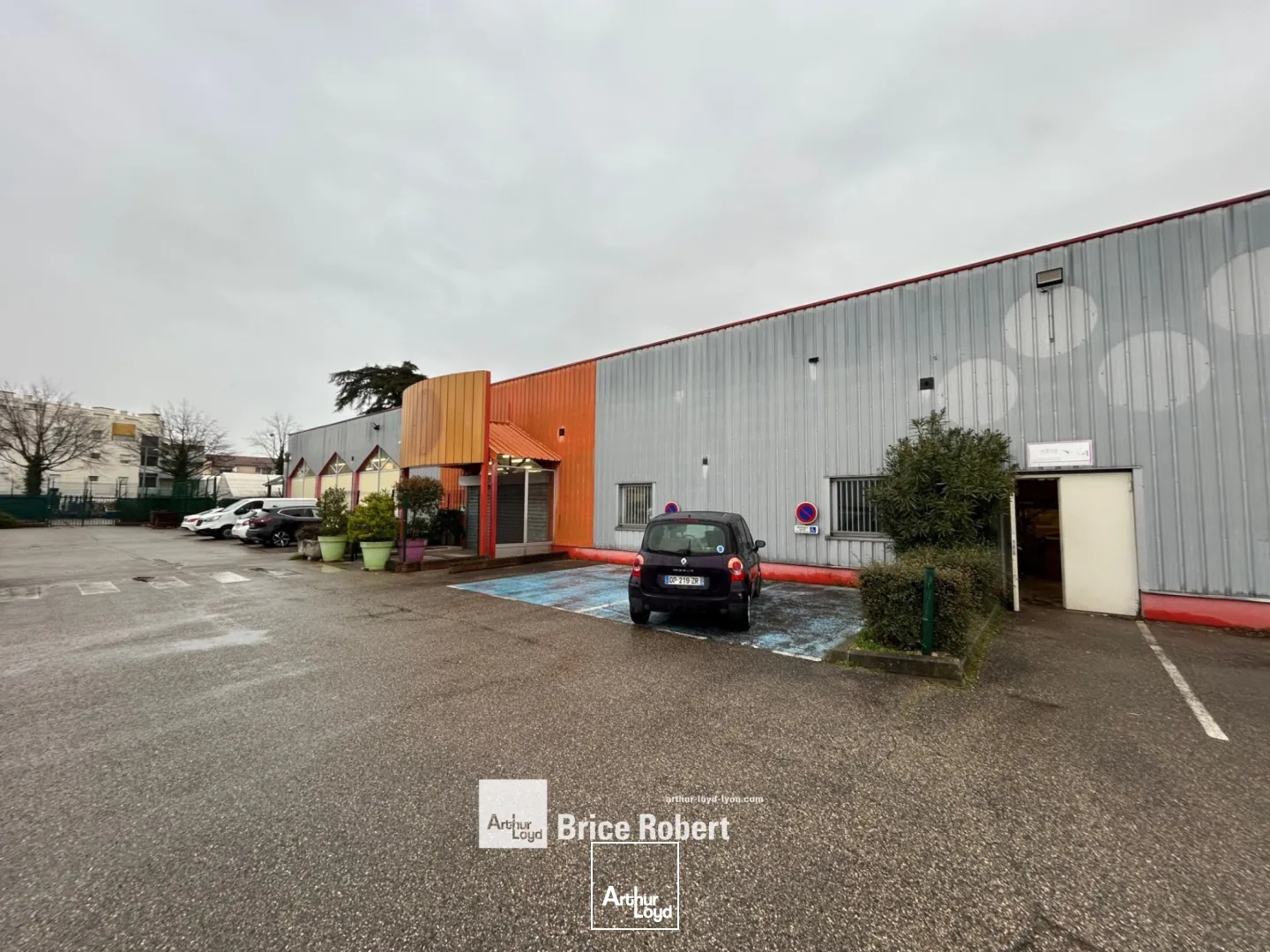 A louer - Locaux d'activités avec une surface 1000m² et un environnement mixte - Saint Priest