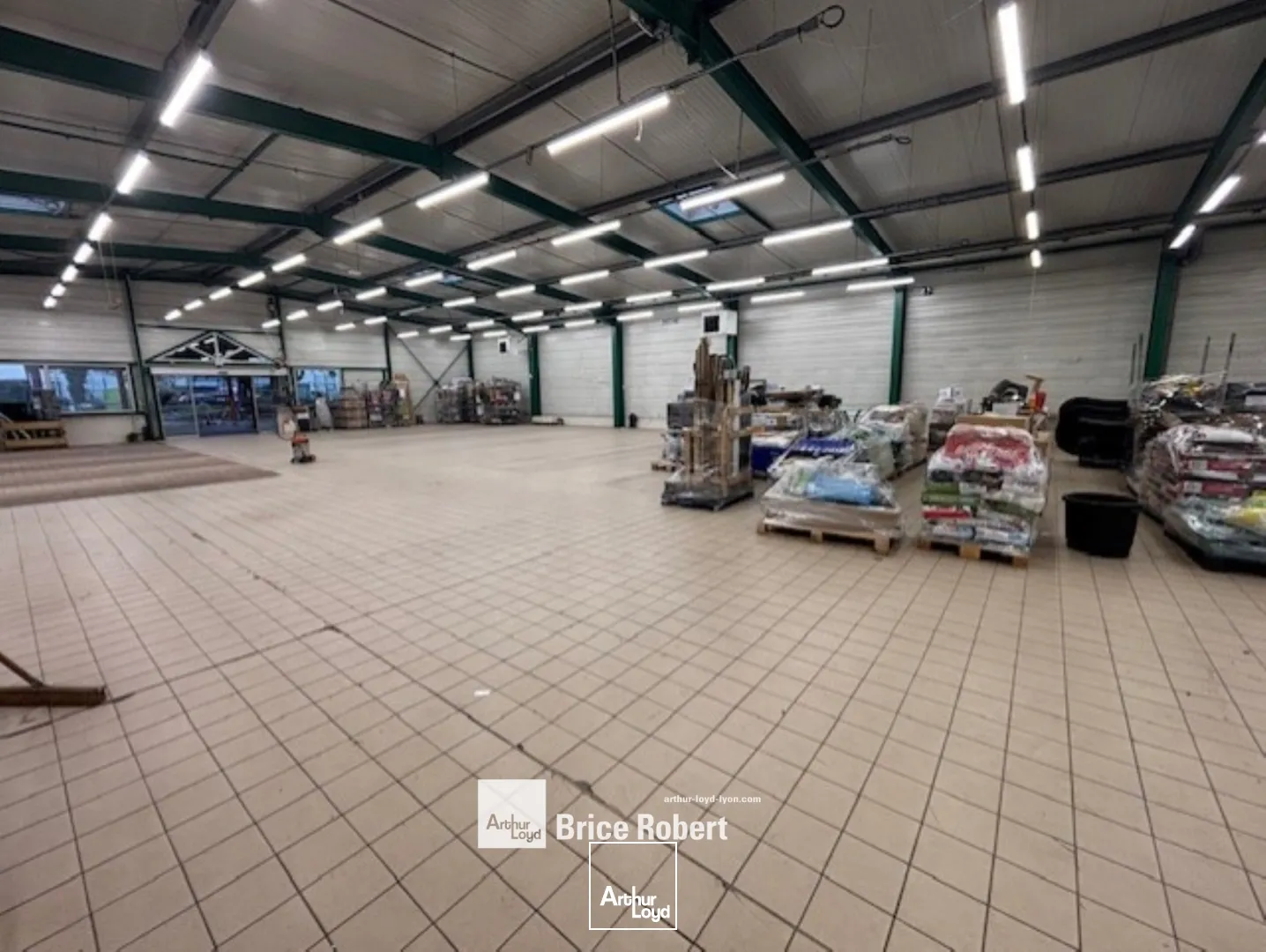 A louer - Locaux d'activités avec une surface 1000m² et un environnement mixte - Saint Priest