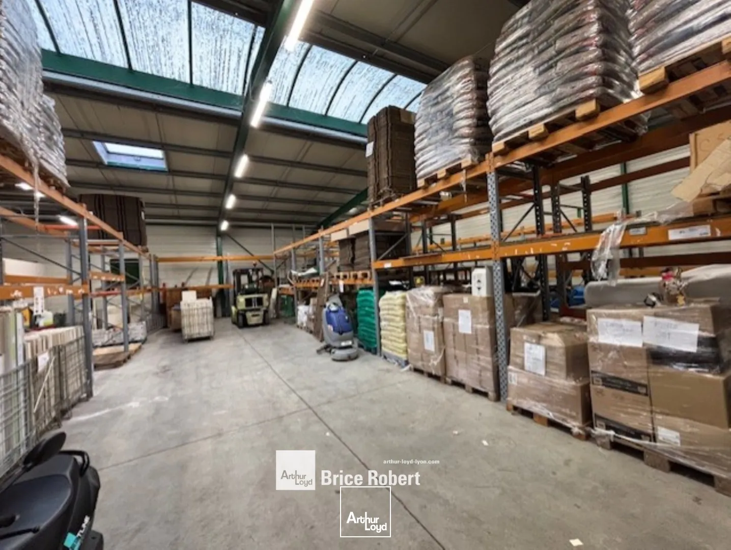 A louer - Locaux d'activités avec une surface 1000m² et un environnement mixte - Saint Priest