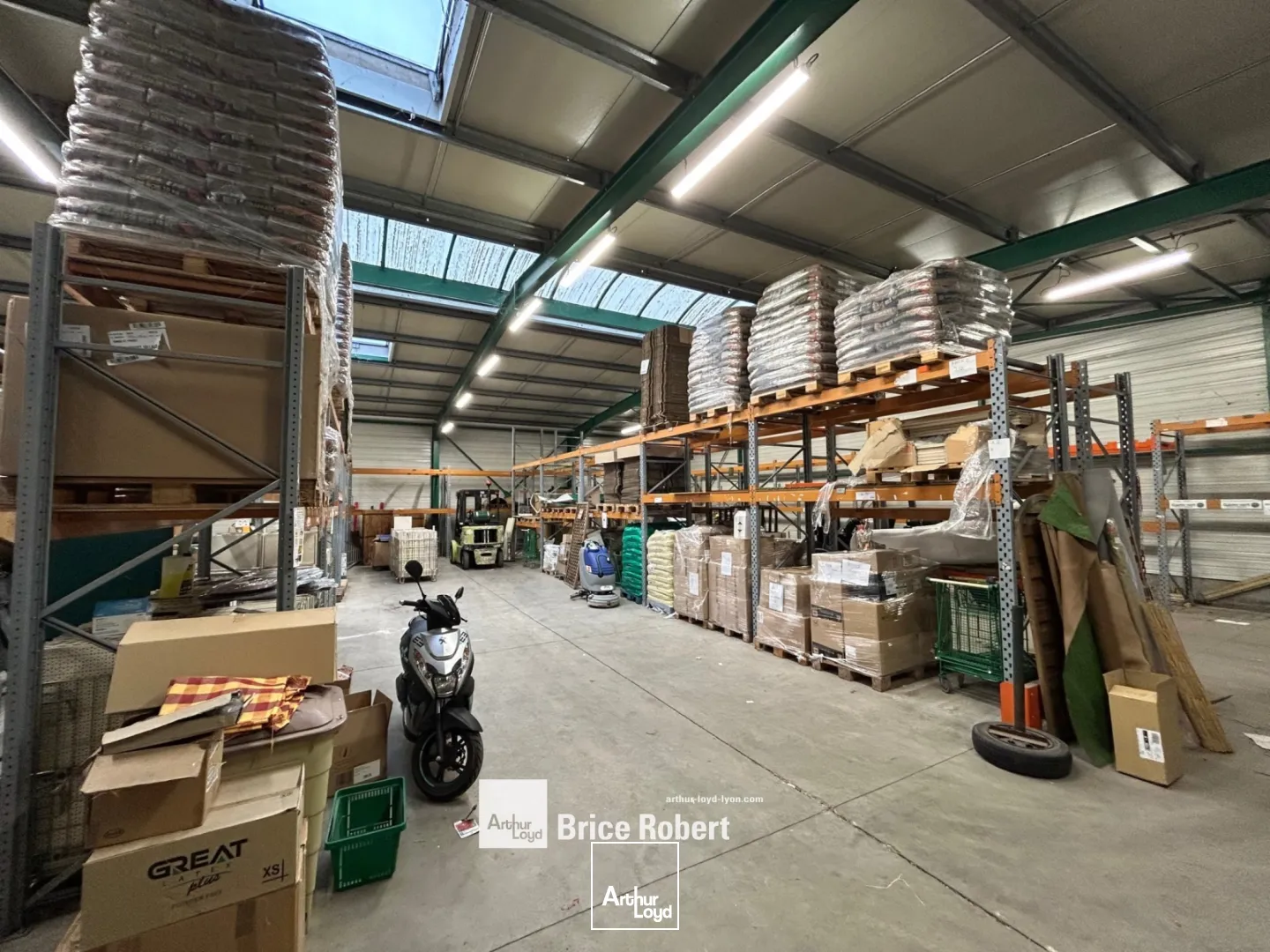 A louer - Locaux d'activités avec une surface 1000m² et un environnement mixte - Saint Priest