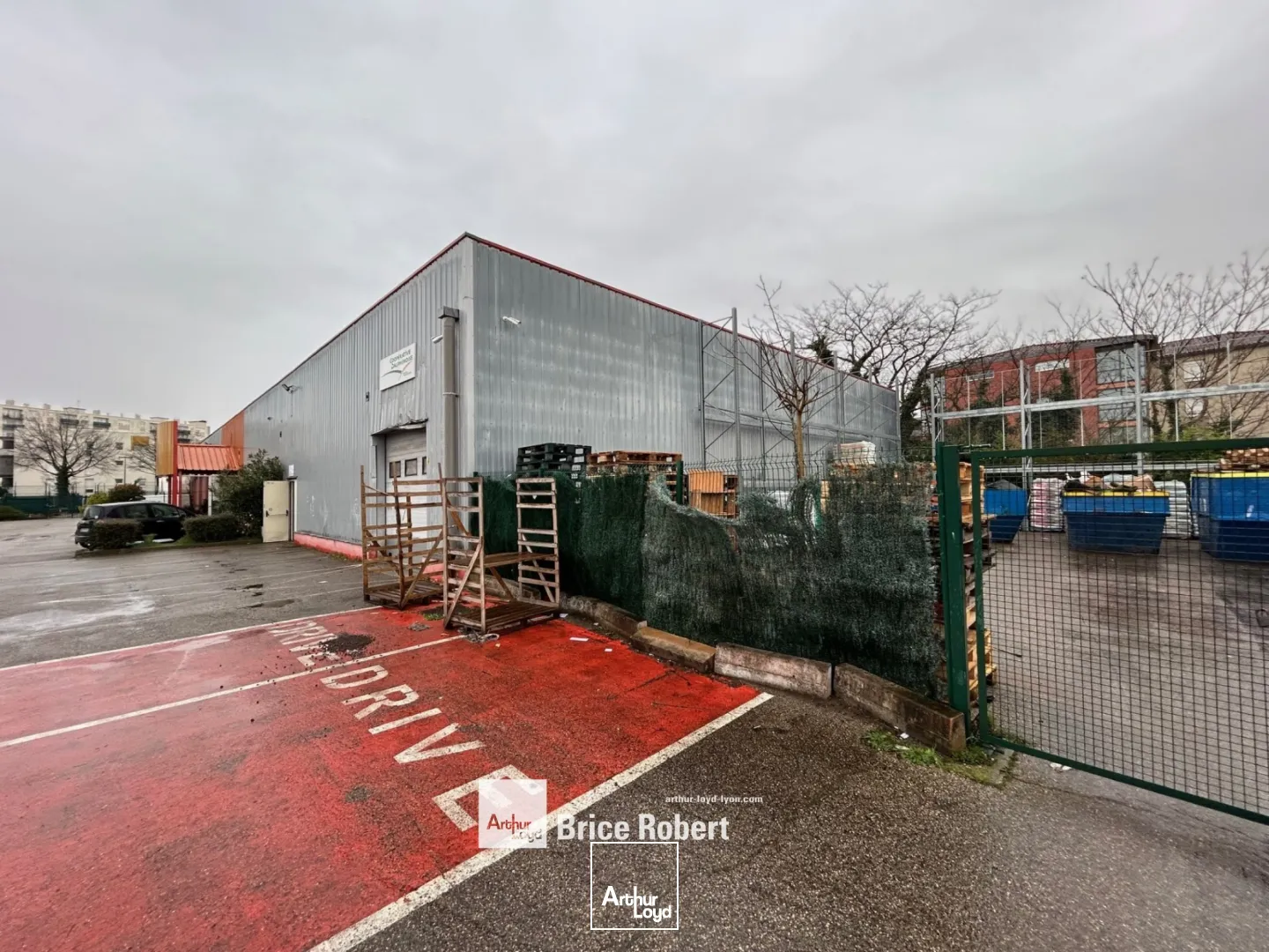 A louer - Locaux d'activités avec une surface 1000m² et un environnement mixte - Saint Priest