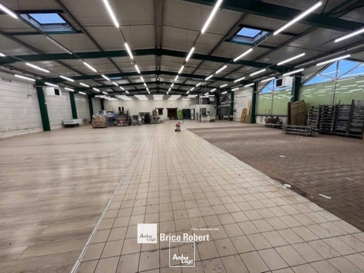 A louer - Locaux d'activités avec une surface 1000m² et un environnement mixte - Saint Priest