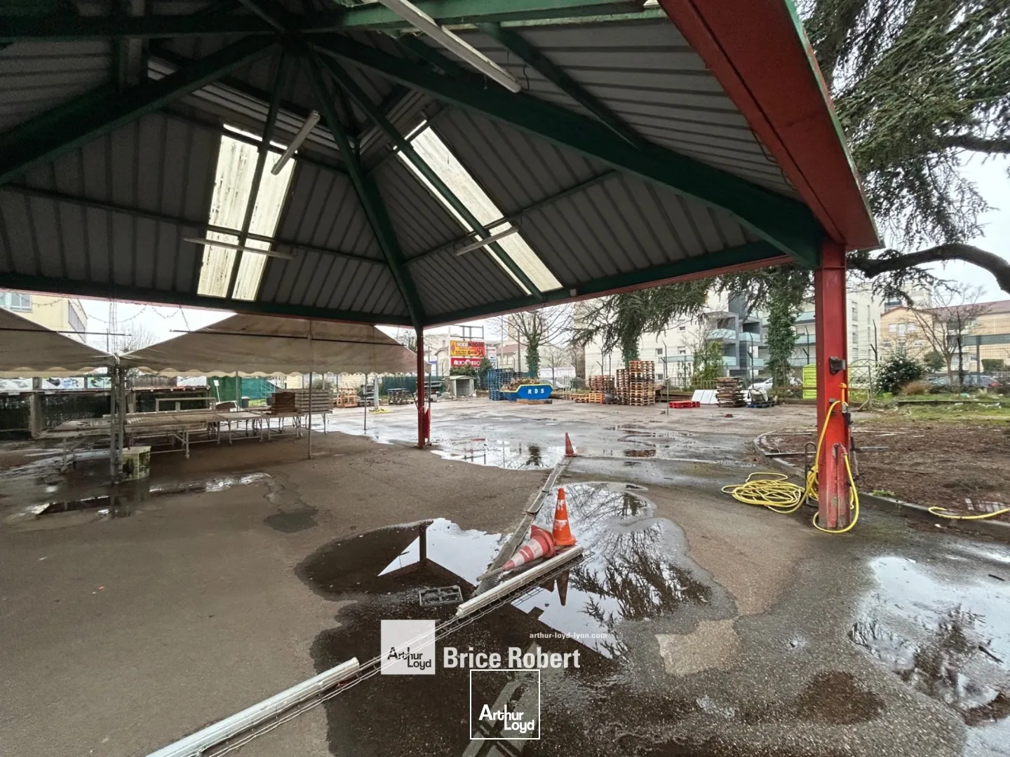 A louer - Locaux d'activités avec une surface 1000m² et un environnement mixte - Saint Priest