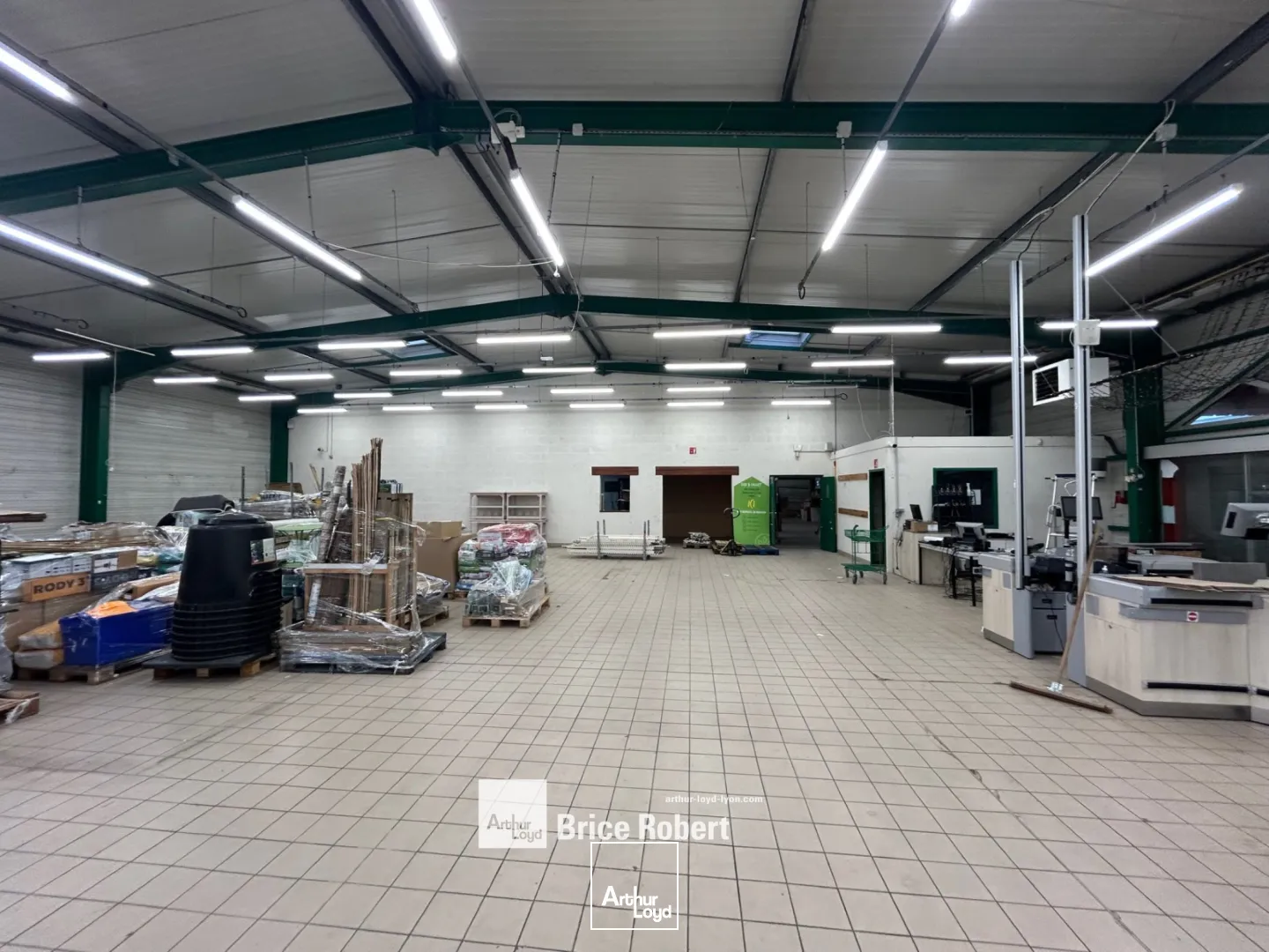 A louer - Locaux d'activités avec une surface 1000m² et un environnement mixte - Saint Priest