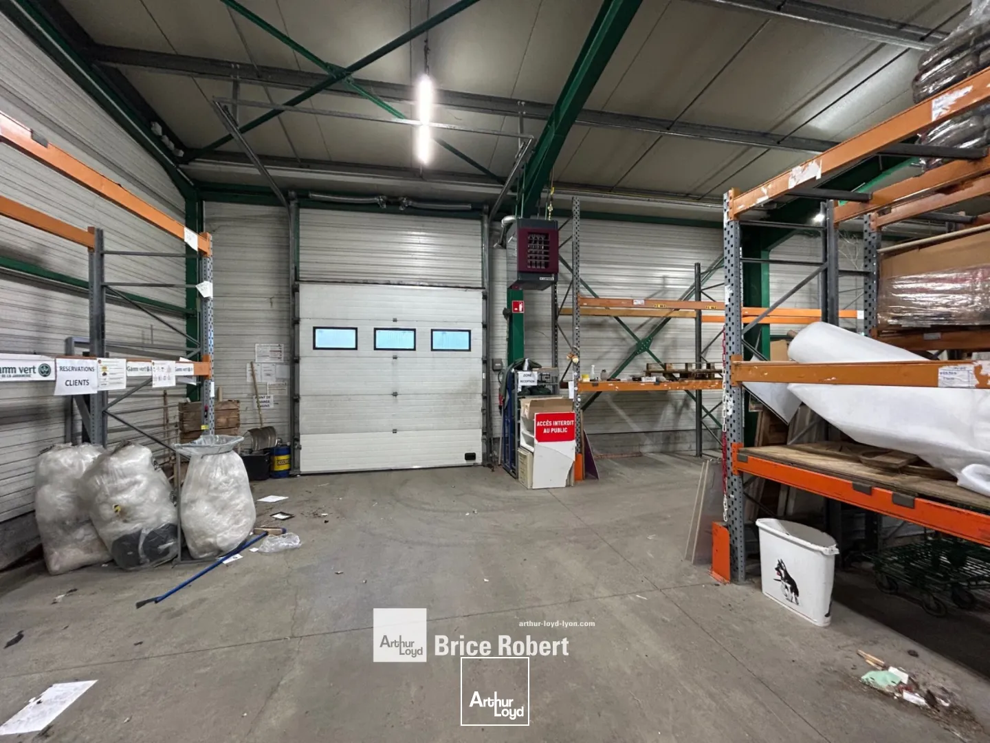 A louer - Locaux d'activités avec une surface 1000m² et un environnement mixte - Saint Priest