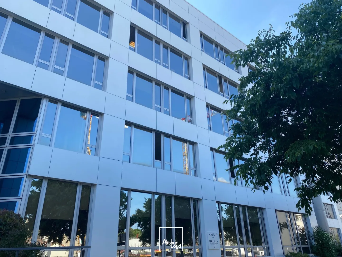 Bureaux à louer lumineux à Colombes proche La Défense et ERP possible