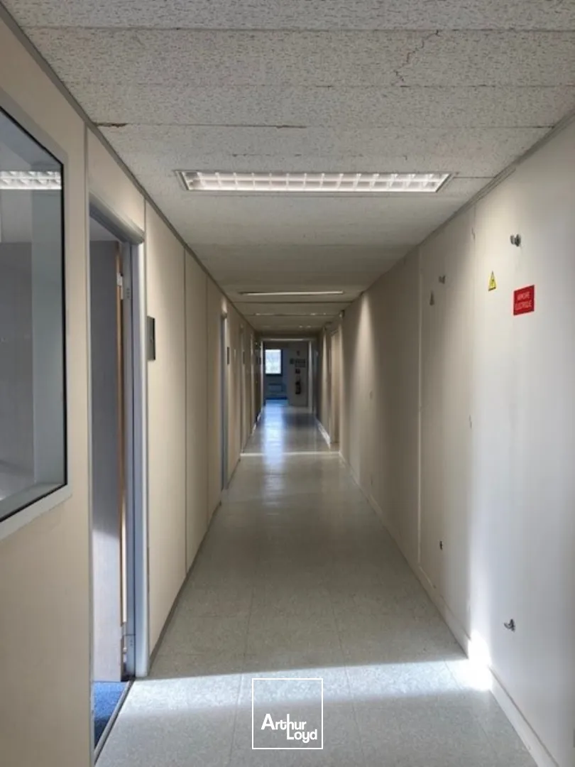 Bureaux - Location - MONTIGNY LE BRETONNEUX - 78180 - 755.8-755.8 - 7582395