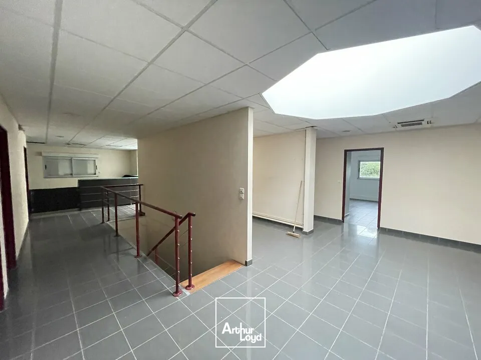 BUREAUX 450 M² À LOUER  IMMEUBLE RÉCENT, ACCESSIBILITÉ OPTIMISÉE