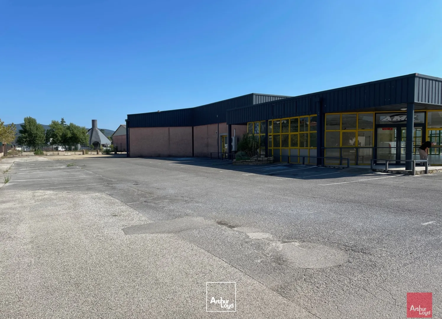 LOCAUX D'ACTIVITES AVEC HALL EXPOSITION A LOUER - SECTEUR ALES