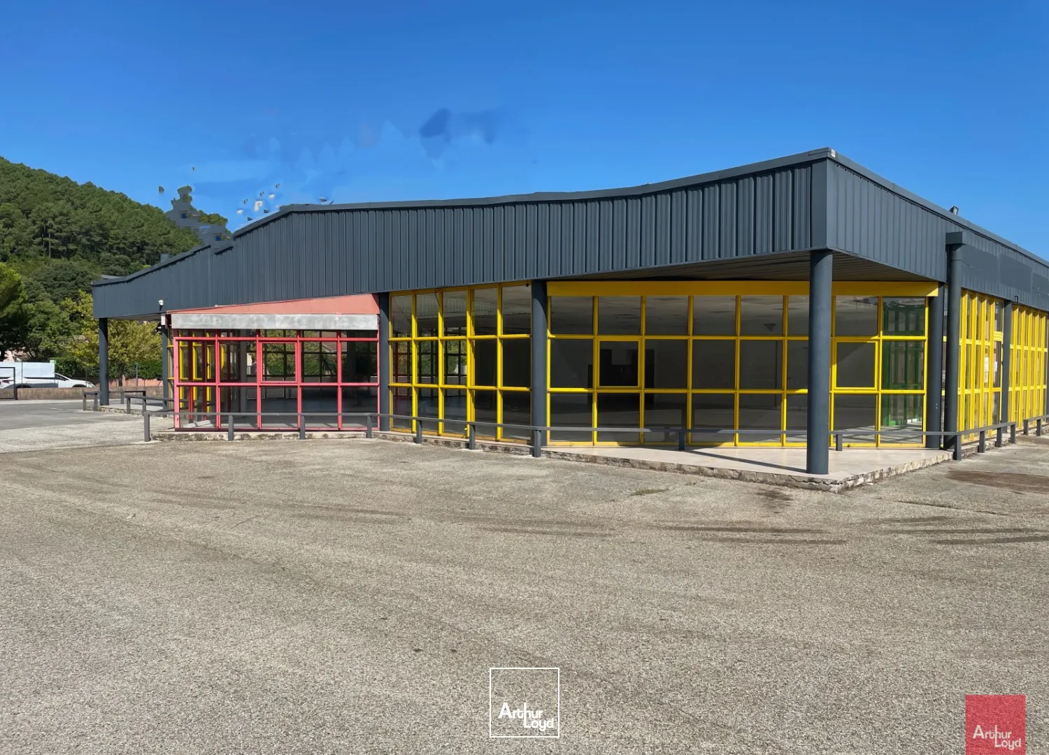 LOCAUX D'ACTIVITES AVEC HALL EXPOSITION A LOUER - SECTEUR ALES