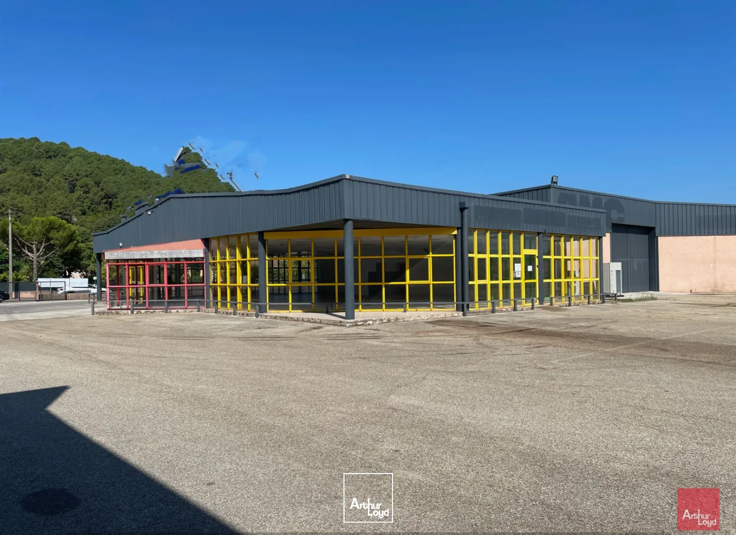 LOCAUX D'ACTIVITES AVEC HALL EXPOSITION A LOUER - SECTEUR ALES