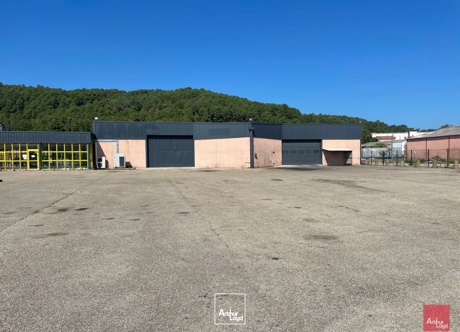 LOCAUX D'ACTIVITES AVEC HALL EXPOSITION A LOUER - SECTEUR ALES