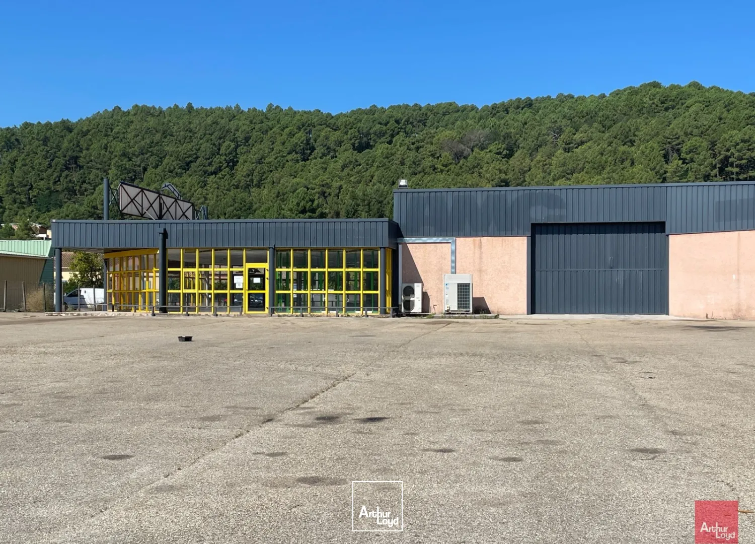 LOCAUX D'ACTIVITES AVEC HALL EXPOSITION A LOUER - SECTEUR ALES