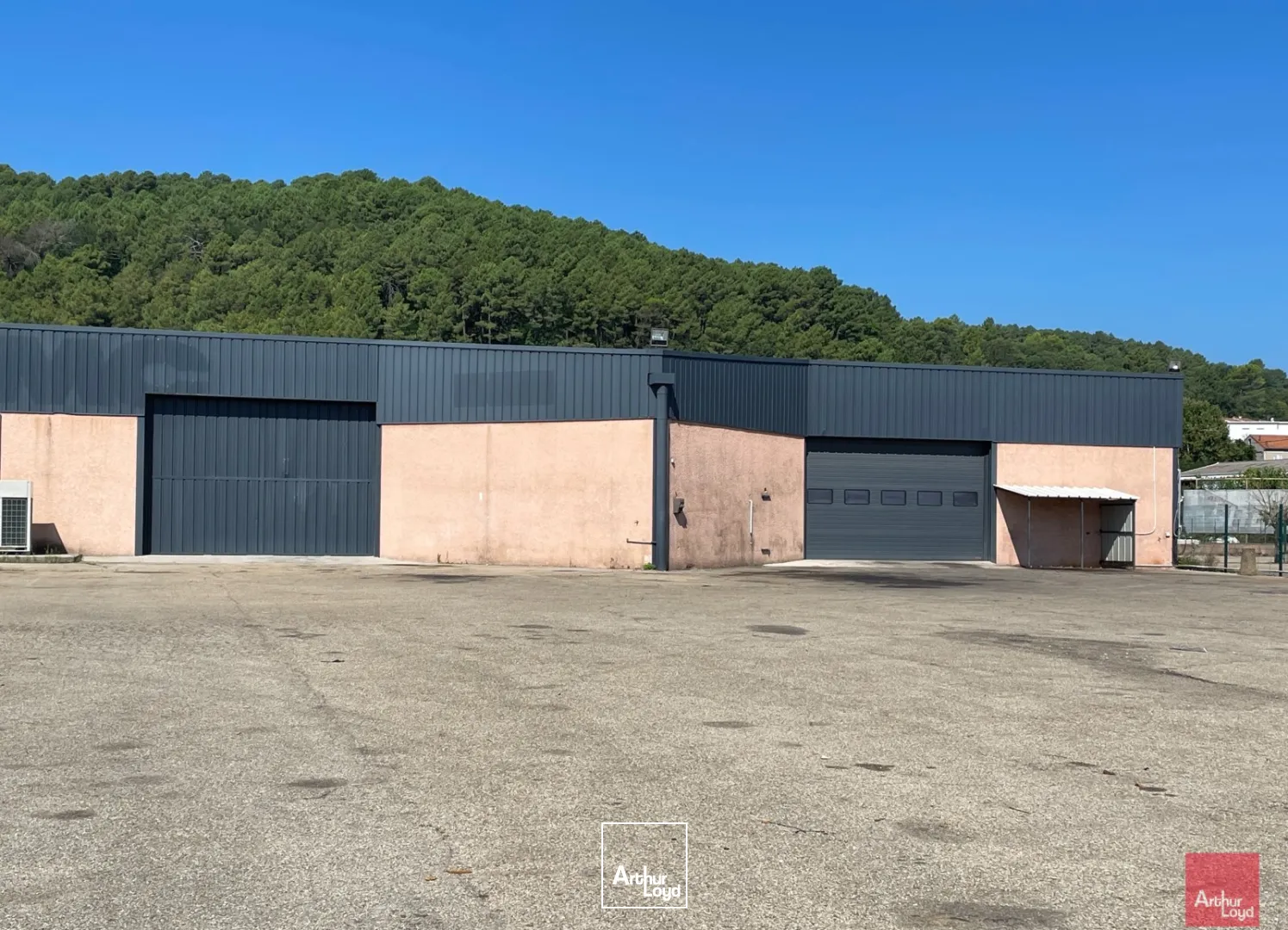 LOCAUX D'ACTIVITES AVEC HALL EXPOSITION A LOUER - SECTEUR ALES