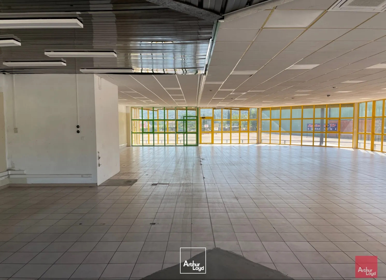 LOCAUX D'ACTIVITES AVEC HALL EXPOSITION A LOUER - SECTEUR ALES