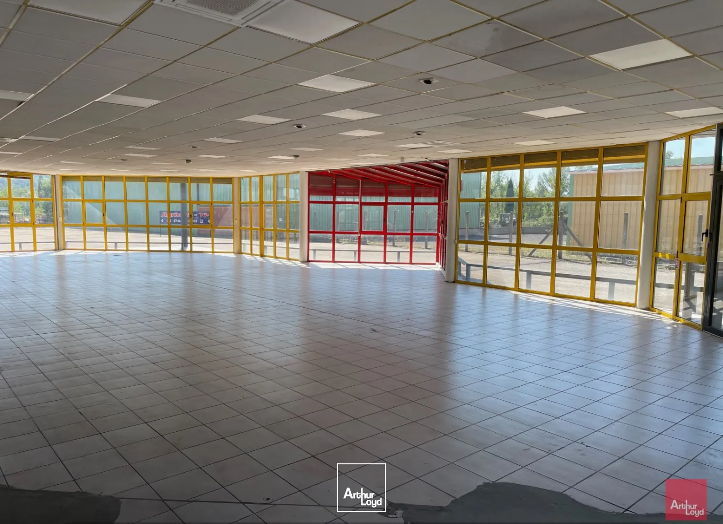 LOCAUX D'ACTIVITES AVEC HALL EXPOSITION A LOUER - SECTEUR ALES