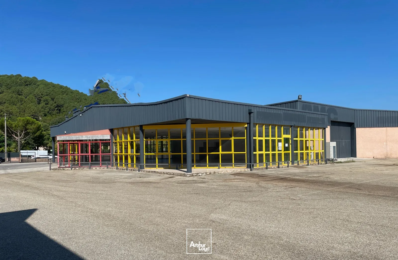 LOCAUX D'ACTIVITES AVEC HALL EXPOSITION A LOUER - SECTEUR ALES