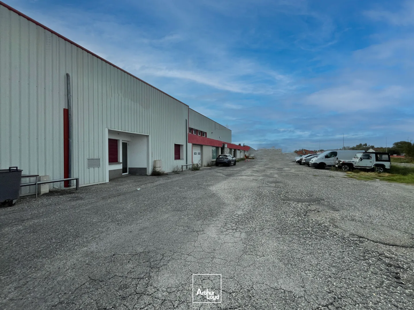 À LOUER - BUREAUX AVEC STOCKAGE - SAINT-HILAIRE-DE-BRETHMAS (30560)