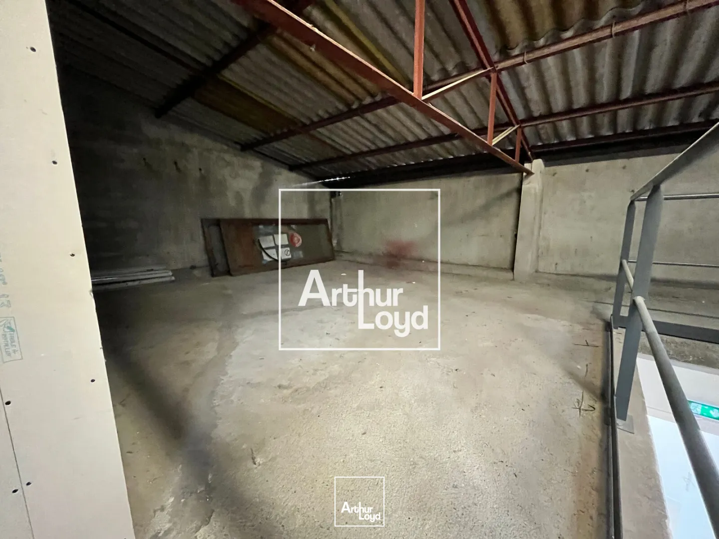 À LOUER - BUREAUX AVEC STOCKAGE - SAINT-HILAIRE-DE-BRETHMAS (30560)