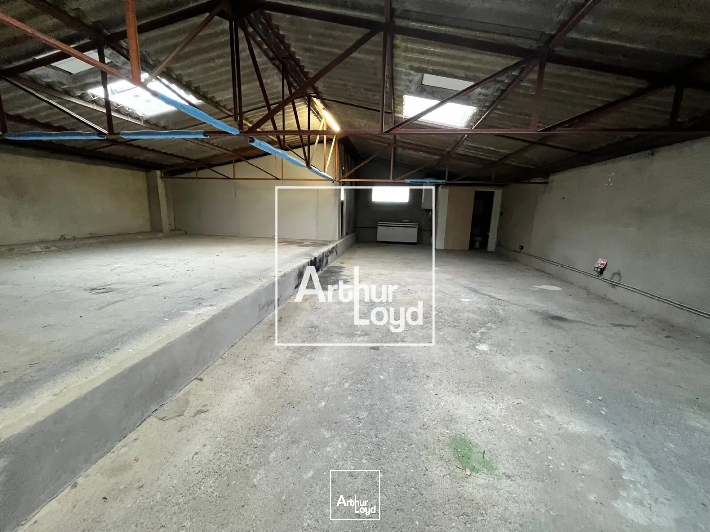 À LOUER - BUREAUX AVEC STOCKAGE - SAINT-HILAIRE-DE-BRETHMAS (30560)