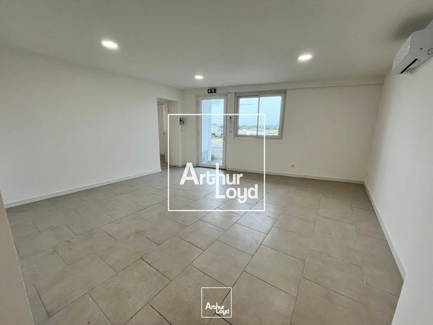 À LOUER - BUREAUX AVEC STOCKAGE - SAINT-HILAIRE-DE-BRETHMAS (30560)