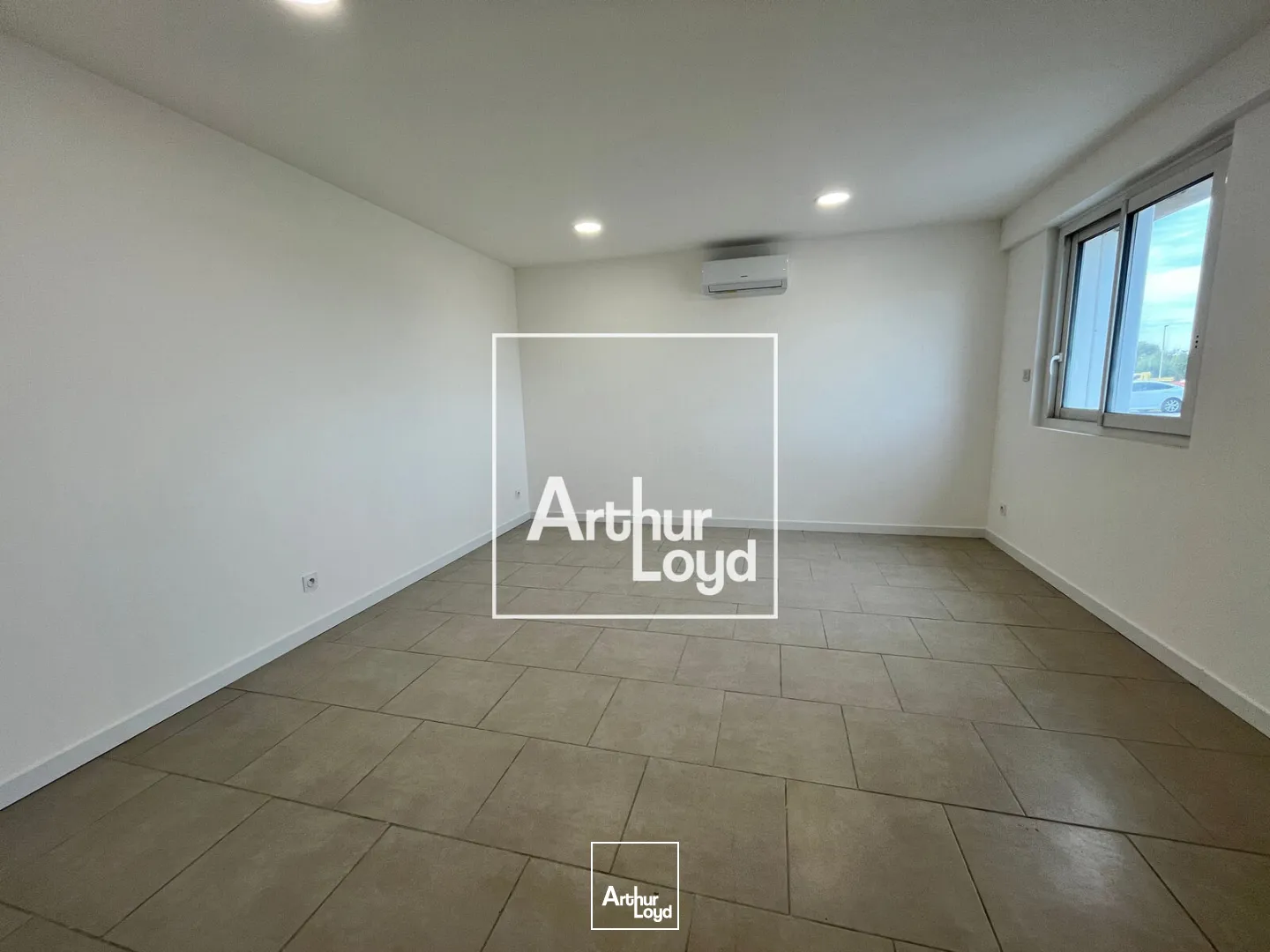 À LOUER - BUREAUX AVEC STOCKAGE - SAINT-HILAIRE-DE-BRETHMAS (30560)