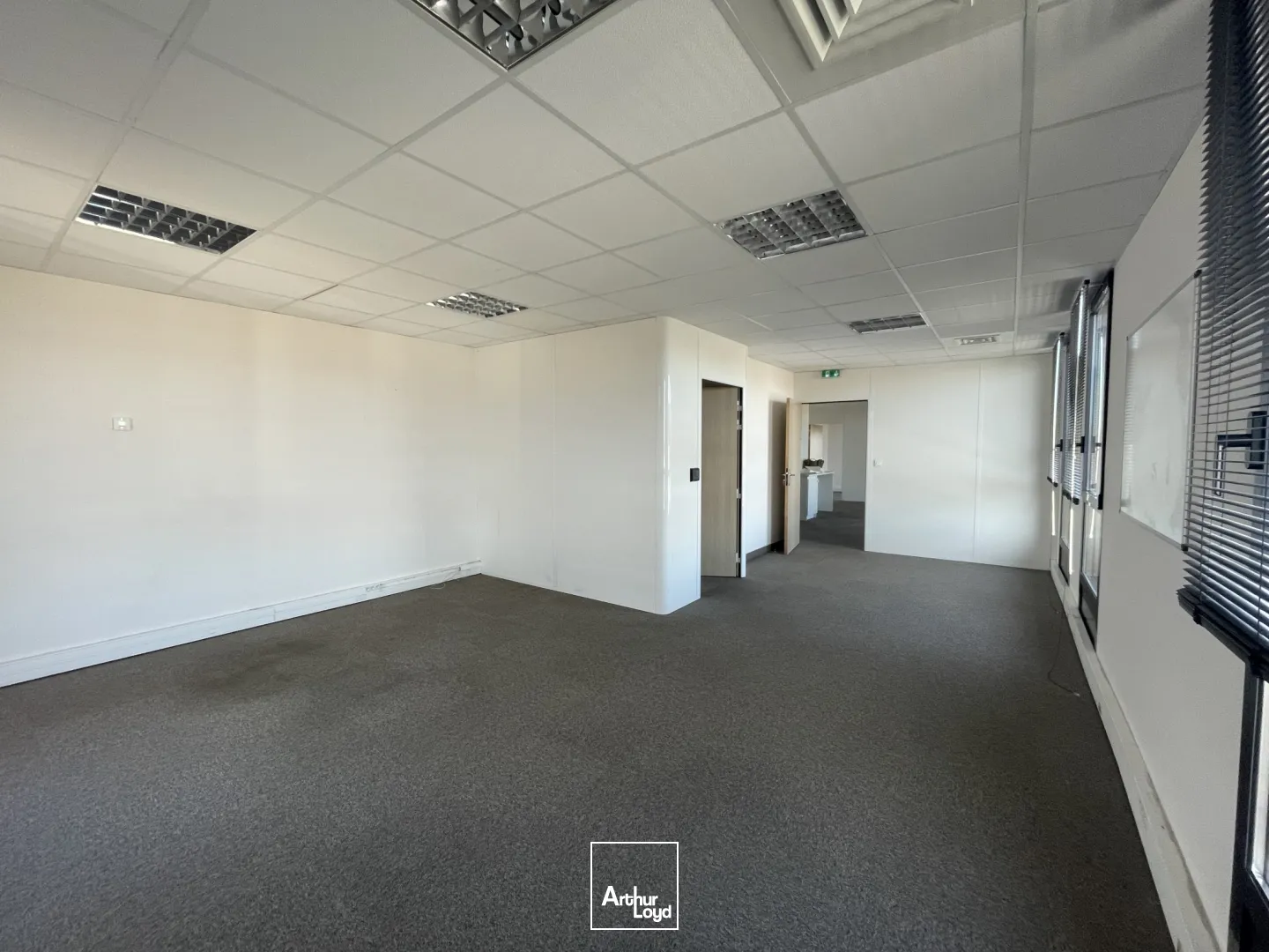 Au sein de l'ensemble immobilier NOVEO CENTER, 1ere ligne du boulevard Salvadore Allende à Nîmes. Bueaux à louer au 2eme et dernier étageProximité zone commerciale des 7 collines