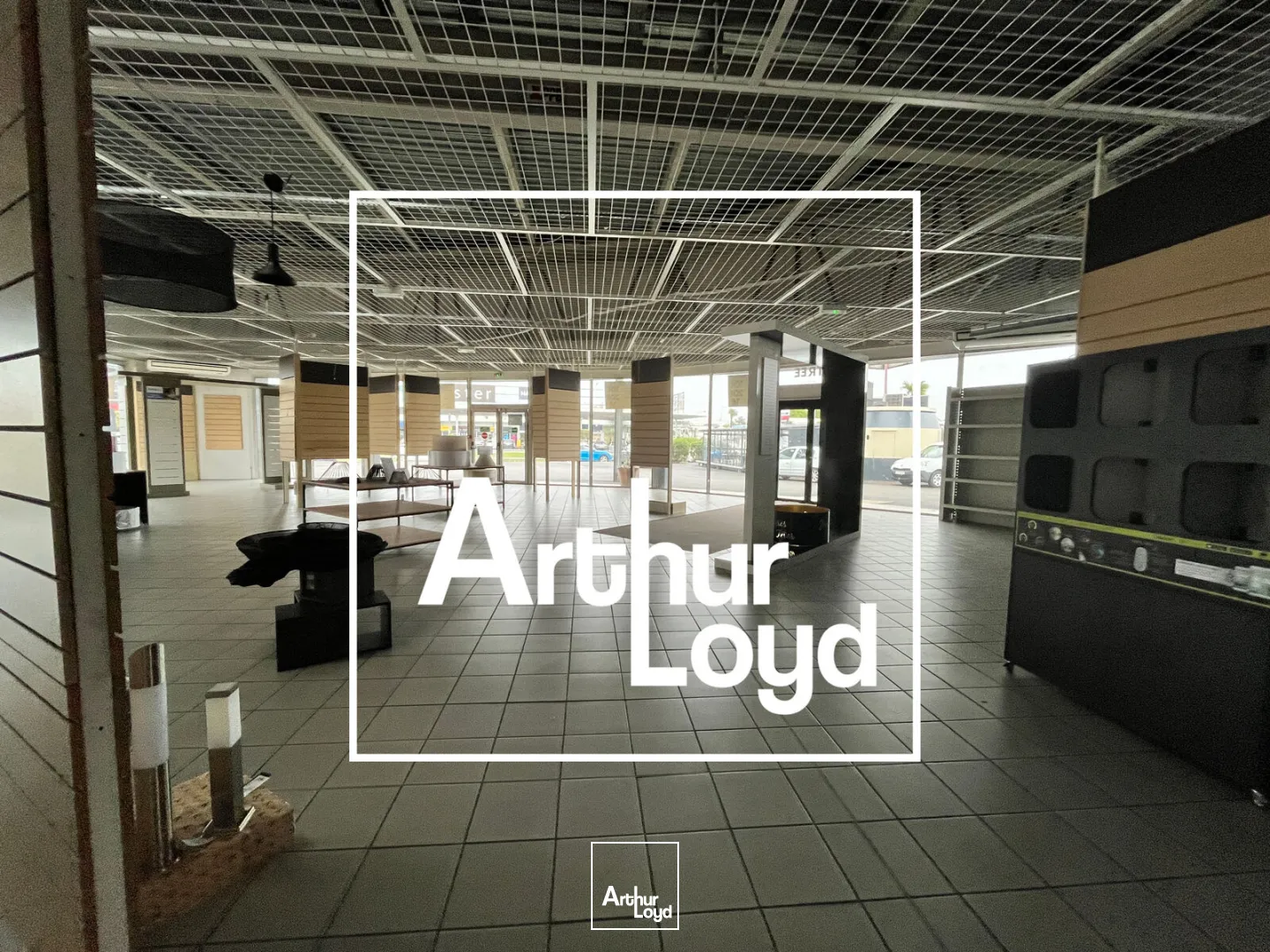 Emplacement commercial à louer - Forte visibilité - NIMES OUEST