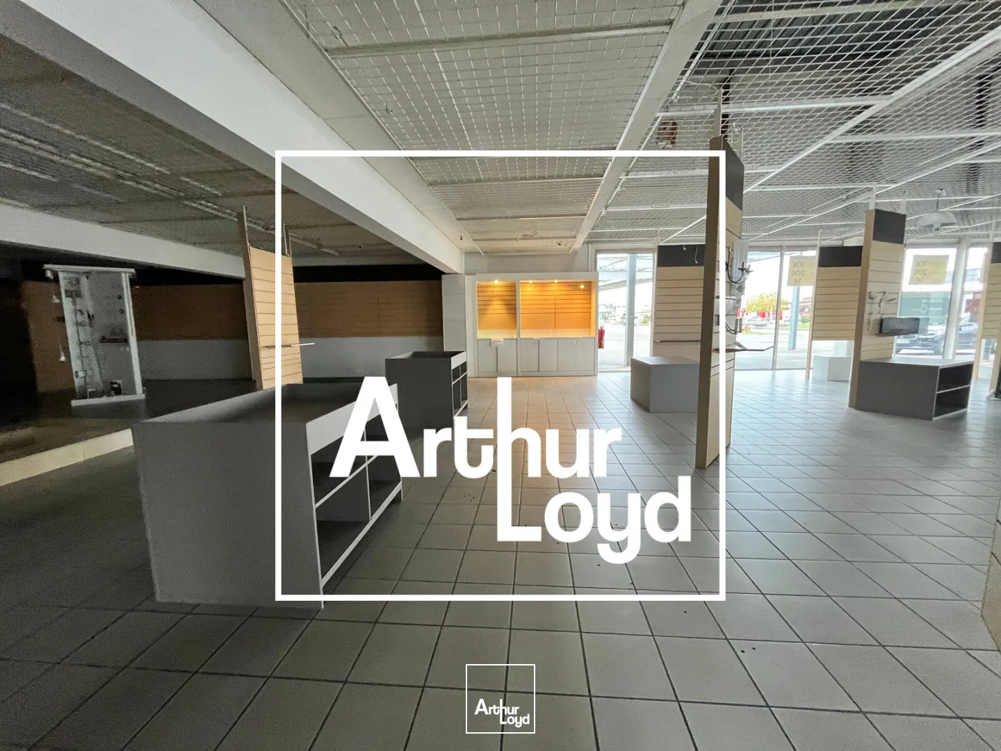 Emplacement commercial à louer - Forte visibilité - NIMES OUEST