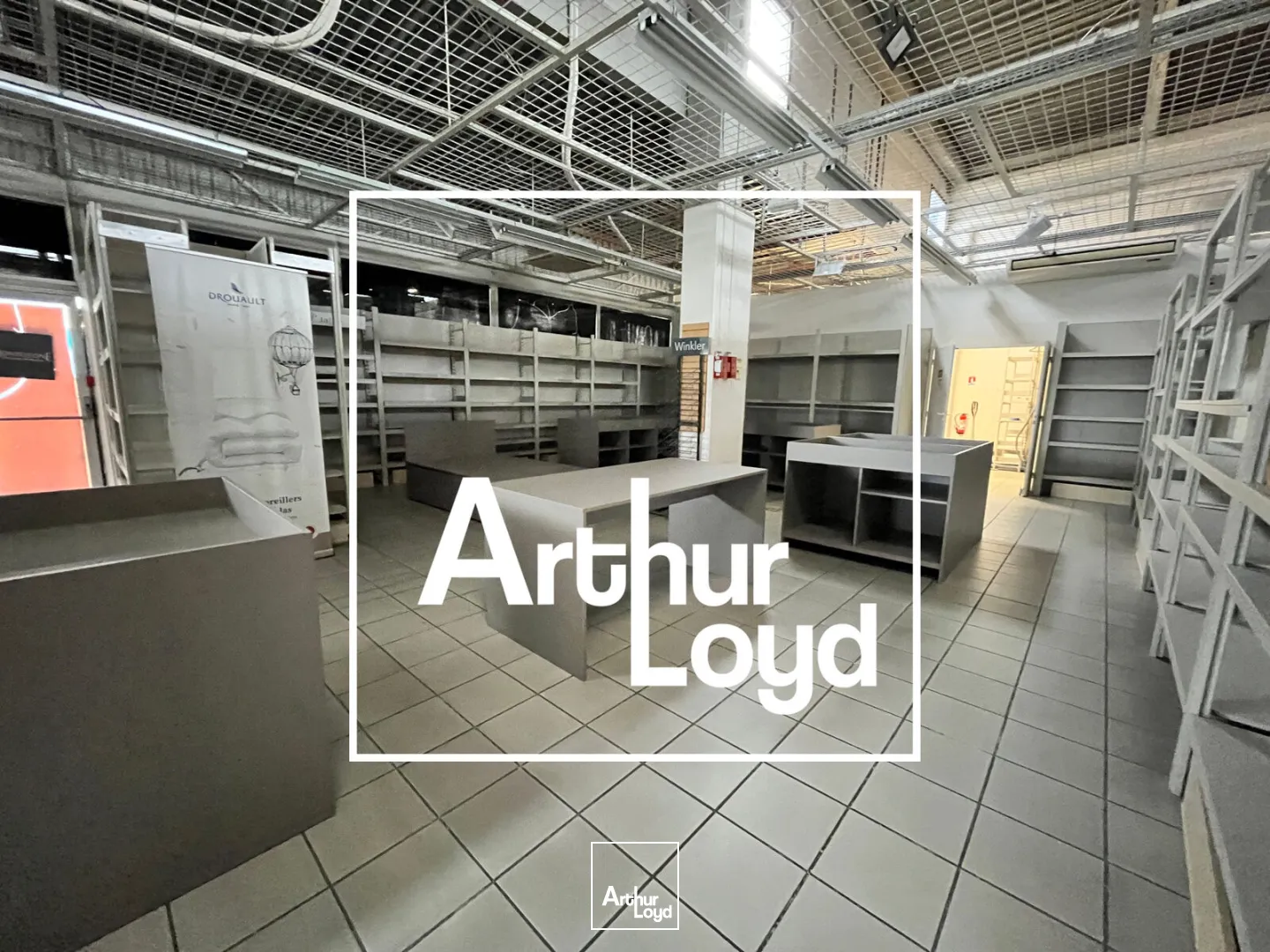 Emplacement commercial à louer - Forte visibilité - NIMES OUEST