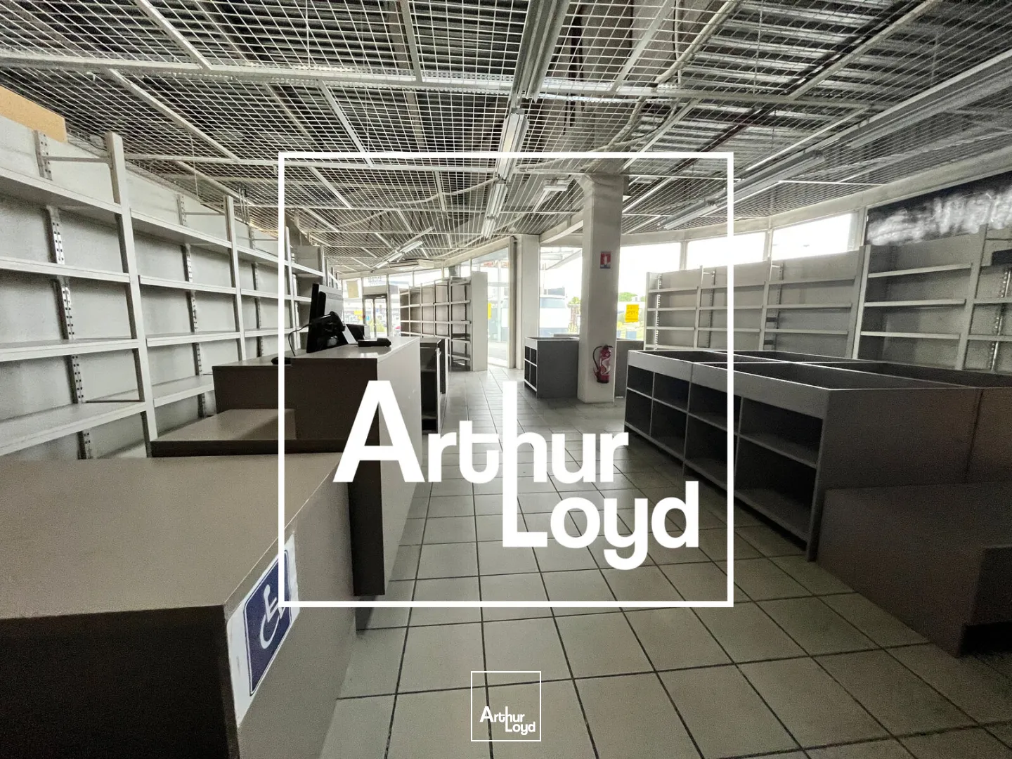 Emplacement commercial à louer - Forte visibilité - NIMES OUEST