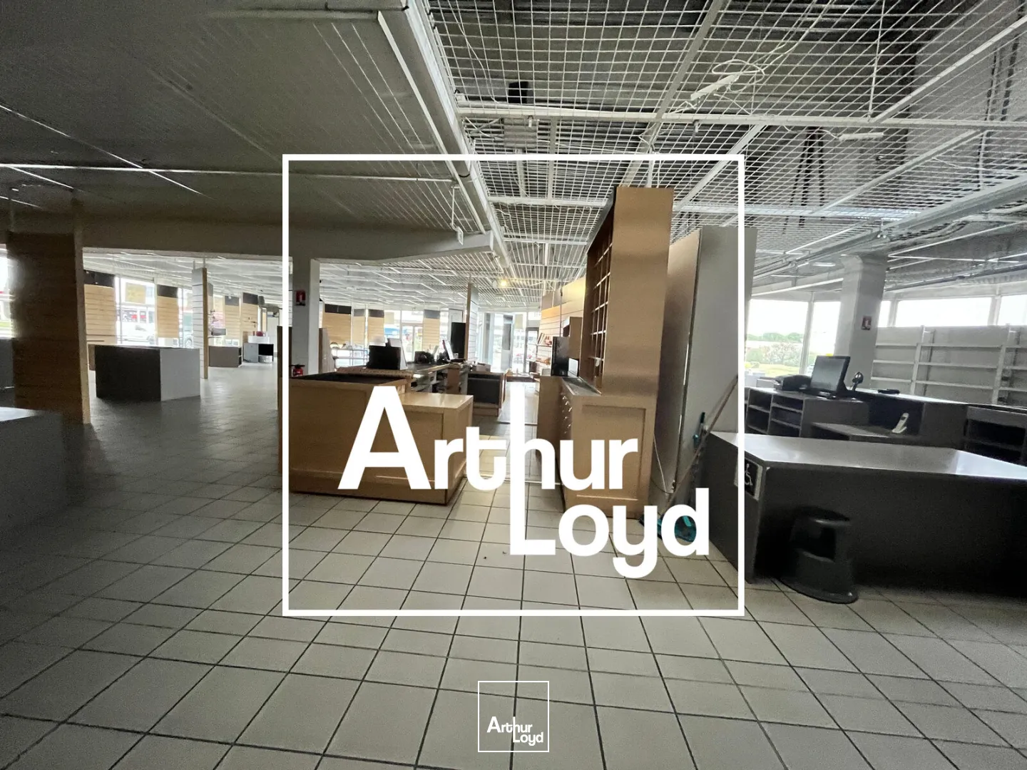 Emplacement commercial à louer - Forte visibilité - NIMES OUEST