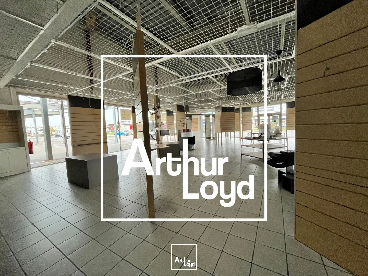 Emplacement commercial à louer - Forte visibilité - NIMES OUEST