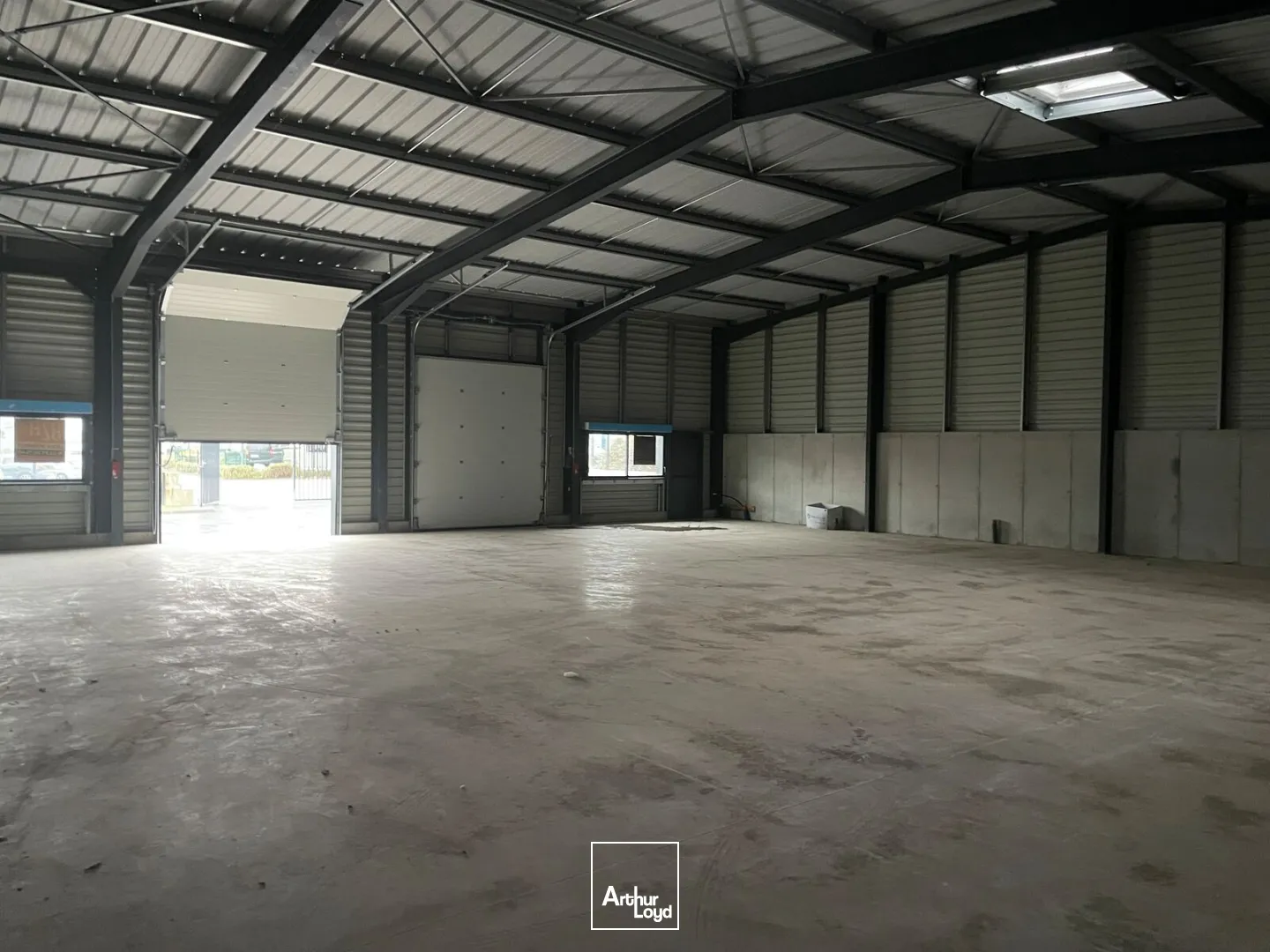 A LOUER - LOCAL D'ACTIVITE 360 M² - SAINT AVE