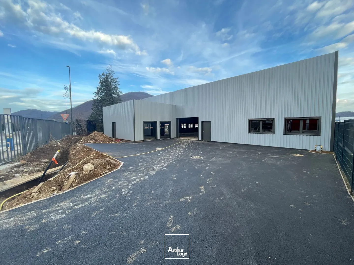 Opportunité d'achat ou location : locaux d'activité de 764 m² à St Etienne de Crossey