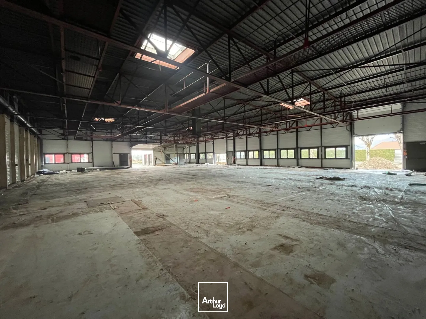 Opportunité d'achat ou location : locaux d'activité de 764 m² à St Etienne de Crossey