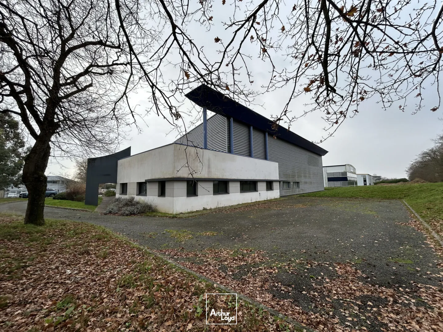 A Ste Luce sur loire, bâtiment indépendant de 1500 m2 à louer