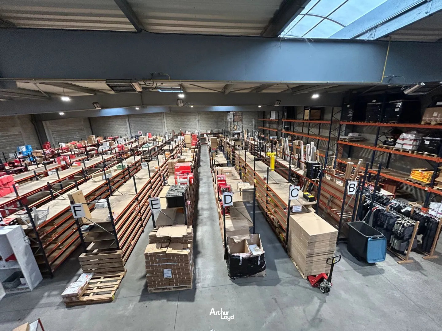 Aux Sorinières, cellule d'activité à louer