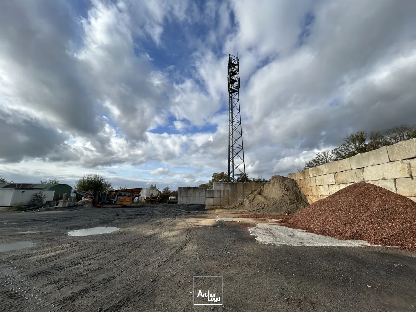 Entrepôt/Terrain à vendre sur le secteur de SAINT AMAND LES EAUX