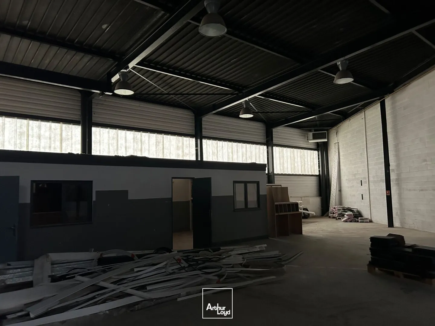 Entrepôt et Bureaux à louer avec visibilité autoroutière à proximité de Valenciennes .