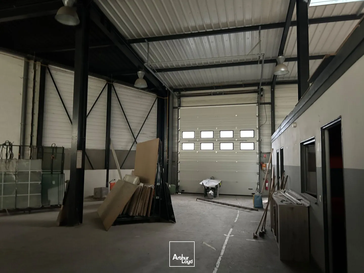 Entrepôt et Bureaux à louer avec visibilité autoroutière à proximité de Valenciennes .